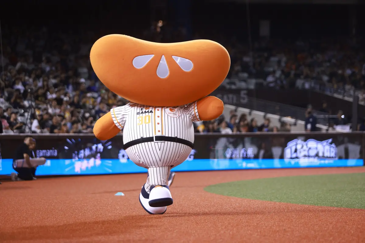 ▲中職明星賽多年的遊戲橘子吉祥物「小橘人」也首次於趣味接力賽亮相，擔任開路先鋒，開局就率隊取得領先，最終幫助明星隊拿下冠軍。（圖／記者葉政勳攝,2025.07.19）