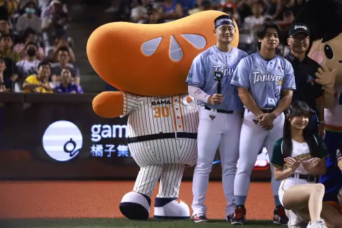 ▲「小橘人」與陳傑憲、蔣少宏等球星一起留下趣味接力賽珍貴合影。（圖／記者葉政勳攝,2025.07.19）