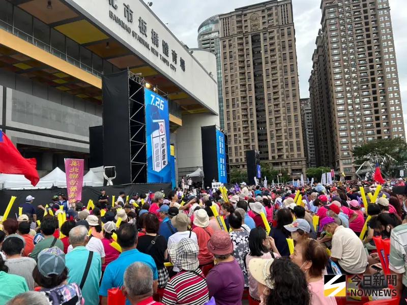 ▲國民黨選在板橋第一運動場前辦「新北愛國者行動」。(圖/記者林怡昕攝,2025.07.19)