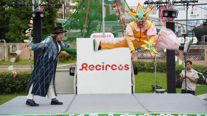 ▲ 《藍海守護行動》舞台劇融合角色扮演、肢體律動，讓孩童在歡笑與驚奇中學習環保知識。（圖／主辦單位提供） 