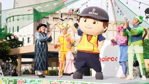 ▲環保局宣傳大使「黃寶吉」現身帶著全場觀眾熱情參與帶動跳，更一同喊出「守護海洋 「守護海洋 讚讚讚！」。（圖／主辦單位提供） 