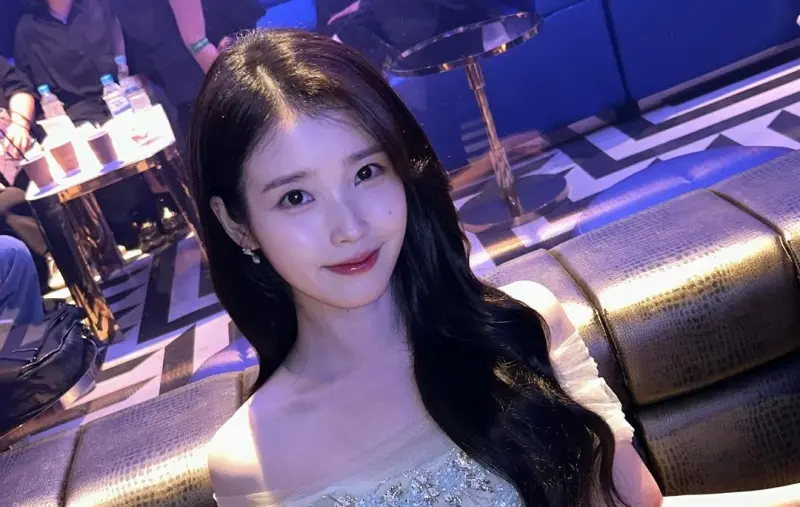 ▲IU憑藉《苦盡柑來遇見你》拿下2025《青龍系列大獎》的「最佳女主角」封視后，她開心分享親吻獎杯、合體朴寶劍的幕後照片。（圖／IU IG）