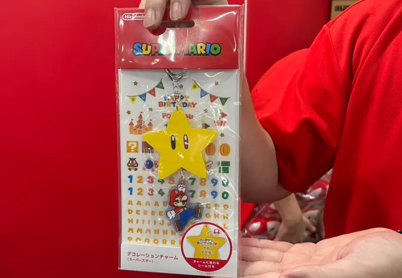 ▲中華職棒明星賽與Nintendo Switch 2最新遊戲《瑪利歐賽車世界》聯名，任天堂在B2 Gate 5舉辦體驗區，也販售聯名商品，必買商品就是與12強國手同款的「無敵星星吊飾」，幾乎每人進場都會入手一個。（圖／記者林子翔攝）