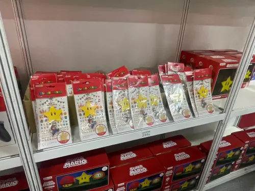 開賣才1個小時,根據工作人員透露,「無敵星星吊飾」今天配給已經快賣光,但明天還會再販售,沒買到的球迷也別擔心。(圖/記者林子翔攝) 開賣才1個小時,根據工作人員透露,「無敵星星吊飾」今天配給已經快賣光,但明天還會再販售,沒買到的球迷也別擔心。(圖/記者林子翔攝)