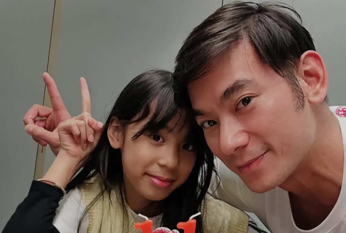 ▲亮哲（右）的小女兒非常會跳舞，偶像是 i-dle的雨琦，他也很支持女兒的夢想，也不擔心女團舞會有性感的動作，認為孩子就是很單純地將老師賦予的動作做到完美。（圖／翻攝自亮哲IG）