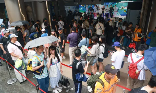 ▲不少球迷撐著傘等待進到中職明星賽商品區選購。（圖／記者葉政勳攝,2025.07.19）