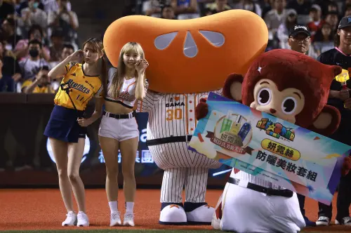 ▲遊戲橘子吉祥物「小橘人」，在趣味競賽結束後，與啦啦隊女孩合影。（圖／記者葉政勳攝,2025.07.19）