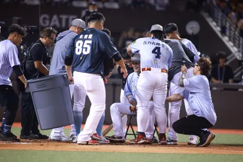 ▲▲味全龍老將「大師兄」林智勝生涯最後一次參加全壘打大賽，比賽過程中，2隊球員上場替林智勝送水，教練團更是拿出餐點「餵飽」林智勝。（圖／記者葉政勳攝,2025.07.19）