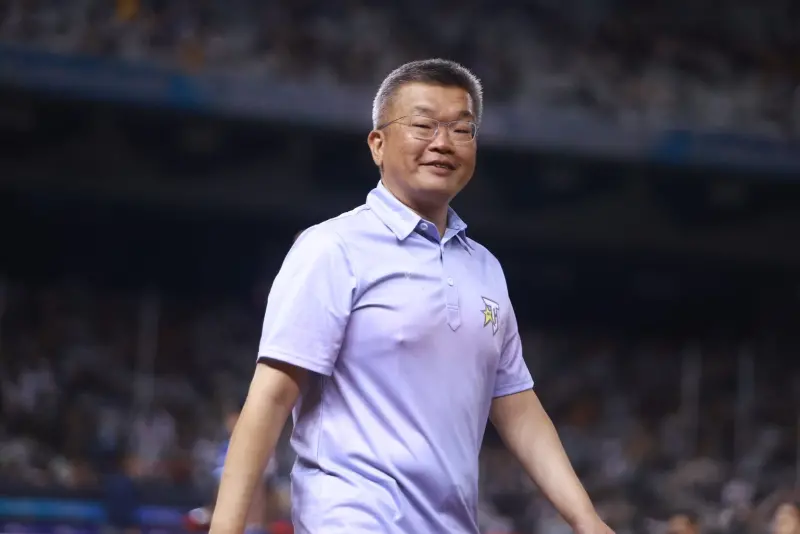 ▲中職會長蔡其昌在明星賽開打前致詞，感謝現場4萬球迷成就這麼棒的明星賽之外，第2件事就代表聯盟，向妻子突然逝世而缺席的台鋼雄鷹洋砲魔鷹，表達哀悼之意。（圖／記者葉政勳攝,2025.07.19）