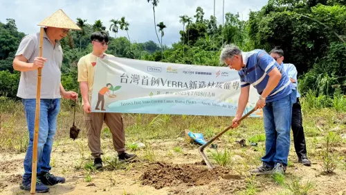▲國際森林碳權專案18日於南投縣中寮鄉舉辦第一棵樹的植樹儀式。（圖／翻攝畫面） 