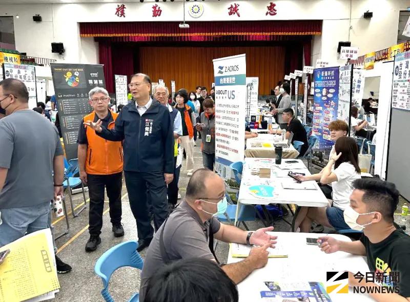 ▲高雄市政府勞工局舉辦樂業高雄幸福融融聯合徵才活動，助北高雄民眾在地就業。(圖／記者黃守作攝，2025.07.19)