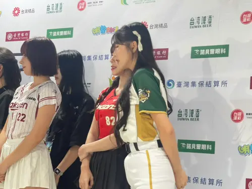 李多慧與安芝儇趁著未上台發言的空檔,開啟狂聊模式。(圖/記者林子翔攝) ▲李多慧與安芝儇趁著未上台發言的空檔,開啟狂聊模式。(圖/記者林子翔攝)