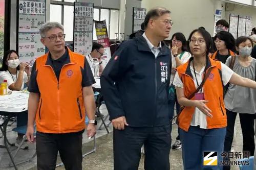 ▲高雄市政府勞工局局長江健興(中)，由訓練就業中心主任宋世宏(左)陪同，為求職者加油打氣。(圖／記者黃守作攝，2025.07.19)