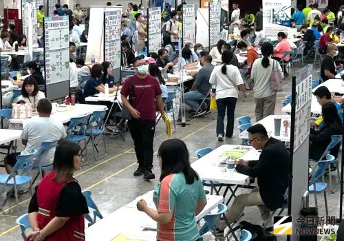 ▲高雄市政府勞工局舉辦樂業高雄幸福融融聯合徵才活動，吸引許多求職民眾踴躍到場應徵。(圖／記者黃守作攝，2025.07.19)