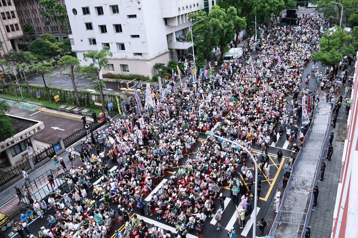 ▲罷團舉行「重返青島，護國保台晚會」，塞爆濟南路。（圖／記者吳翊緁攝，2025.07.19）