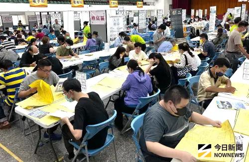 ▲高雄市政府勞工局舉辦樂業高雄幸福融融聯合徵才活動，吸引許多求職民眾踴躍到場應徵。(圖／記者黃守作攝，2025.07.19)。(圖／記者黃守作攝，2025.07.19)