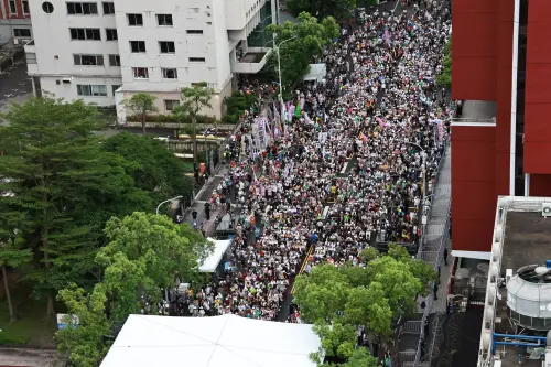▲罷團舉行「重返青島,護國保台晚會」,塞爆濟南路。(圖/記者吳翊緁攝,2025.07.19) ▲▲罷團舉行「重返青島,護國保台晚會」,塞爆濟南路。(圖/記者吳翊緁攝,2025.07.19)