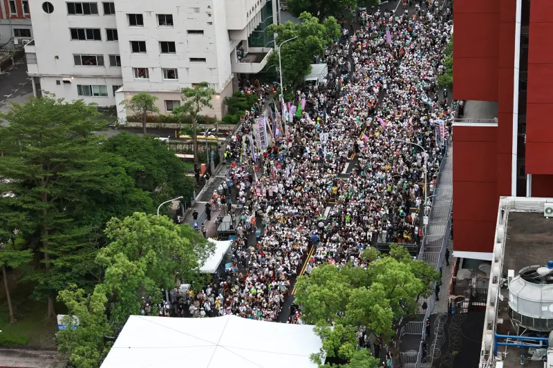 ▲罷團舉行「重返青島，護國保台晚會」，塞爆濟南路。（圖／記者吳翊緁攝，2025.07.19）