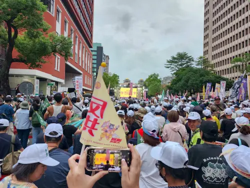 ▲罷團舉行「重返青島,護國保台晚會」,塞爆濟南路。(圖/記者吳翊緁攝,2025.07.19) ▲民眾集結高喊大罷免大成功。(圖/記者吳翊緁攝,2025.07.19)