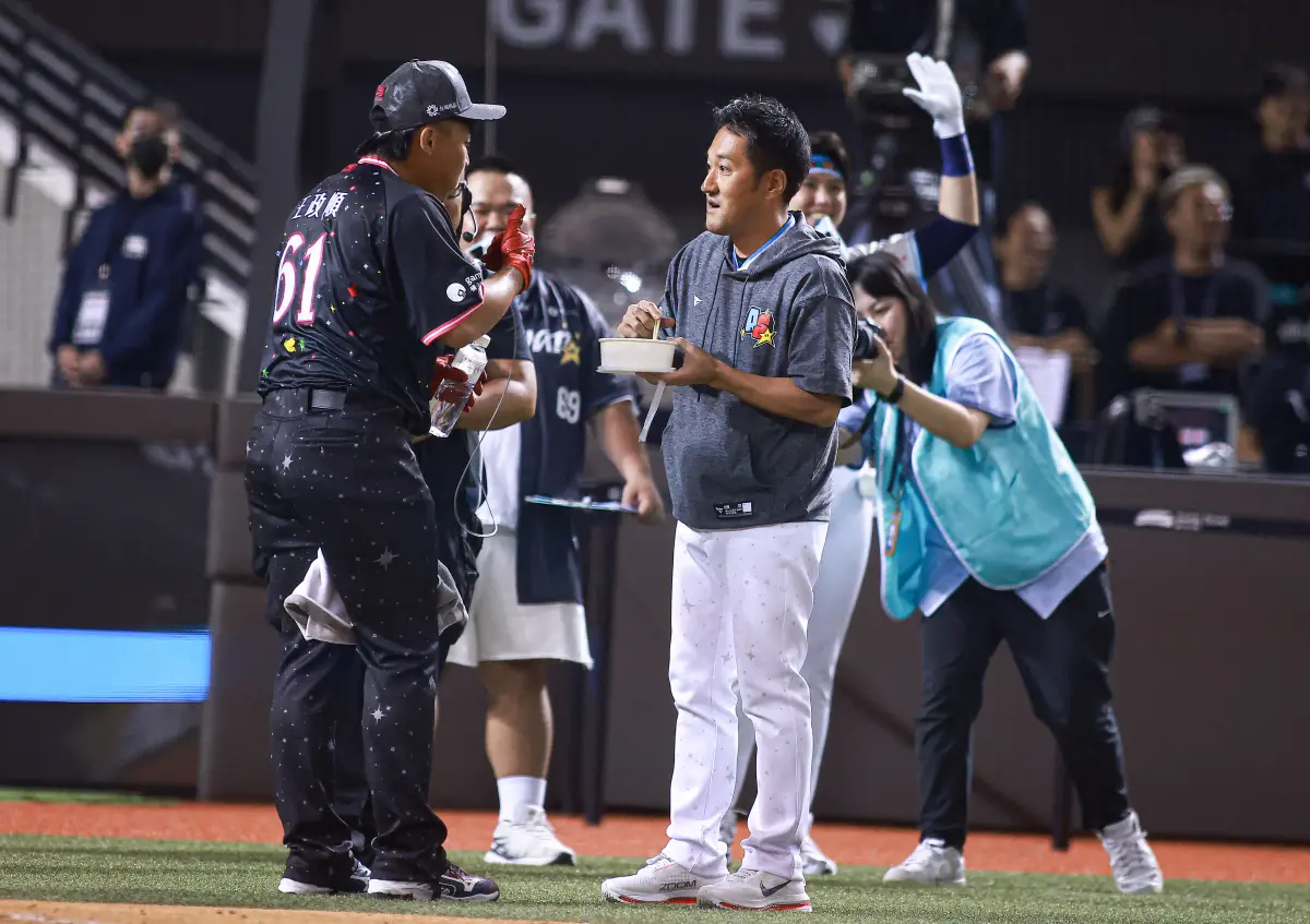 ▲中信兄弟王政順在全壘打大賽的休息時間，平野惠一端出「便當」替王政順補充體力。（圖／記者葉政勳攝,2025.07.19）