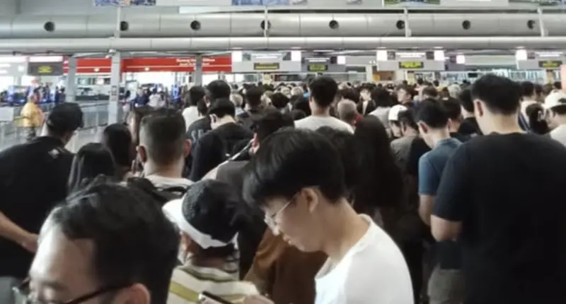 ▲馬來西亞多個主要入境關卡自助通關系統18日無預警當機，導致大量外籍旅客無法使用閘門過關。（圖／翻攝自臉書）