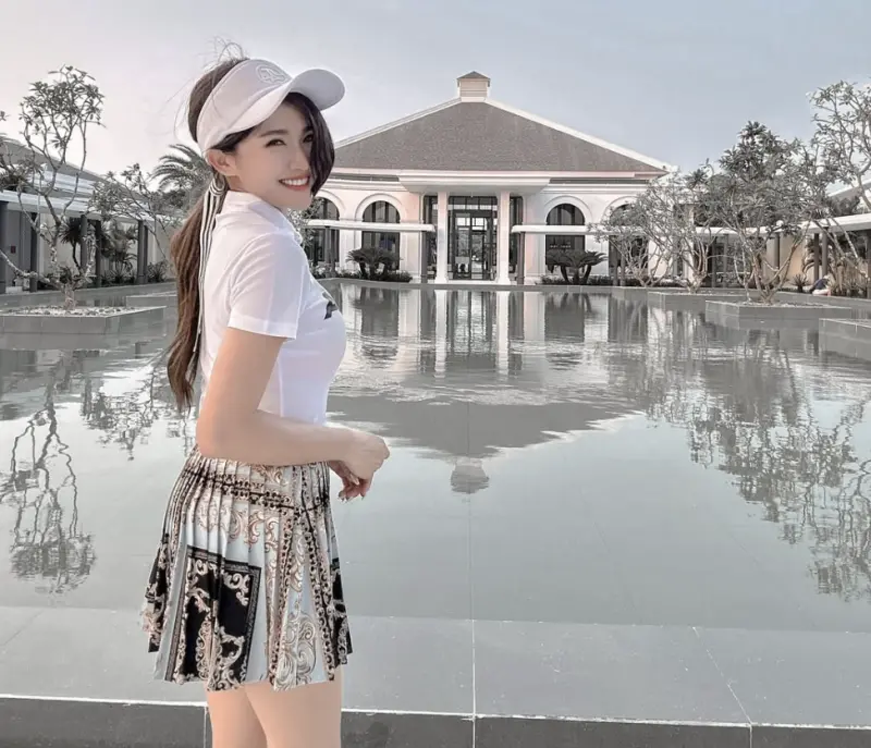 ▲台灣網美妍兒自曝到馬來西亞旅遊時，遭當地警察勒索騷擾，大馬警方證實已有5名警察遭捕調查。（圖／翻攝自妍兒IG）