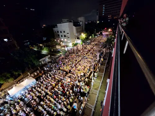 ▲罷團舉行「重返青島，護國保台晚會」，塞爆濟南路。（圖／記者吳翊緁攝，2025.07.19）