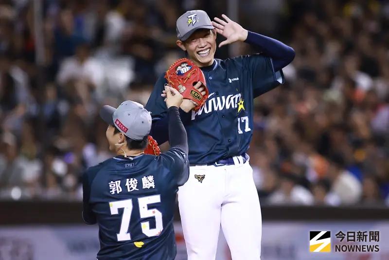 ▲中華隊郭俊麟（左）單膝下跪向陳冠宇（右）求婚，讓全場球迷大喊「嫁給他」。（圖／記者葉政勳攝,2025.07.19）