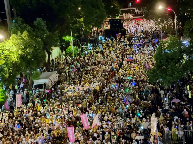 ▲罷團舉行「重返青島，護國保台晚會」，塞爆濟南路。（圖／記者吳翊緁攝，2025.07.19）