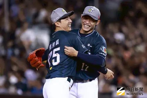 ▲中華隊郭俊麟（左）與陳冠宇（右）相擁，全場球迷拍手叫好。（圖／記者葉政勳攝,2025.07.19）