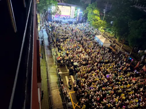 罷團舉行「重返青島,護國保台晚會」,塞爆濟南路。(圖/記者吳翊緁攝,2025.07.19) ▲罷團舉行「重返青島,護國保台晚會」,塞爆濟南路。(圖/記者吳翊緁攝,2025.07.19)