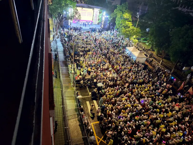 ▲罷團舉行「重返青島，護國保台晚會」，塞爆濟南路。（圖／記者吳翊緁攝，2025.07.19）