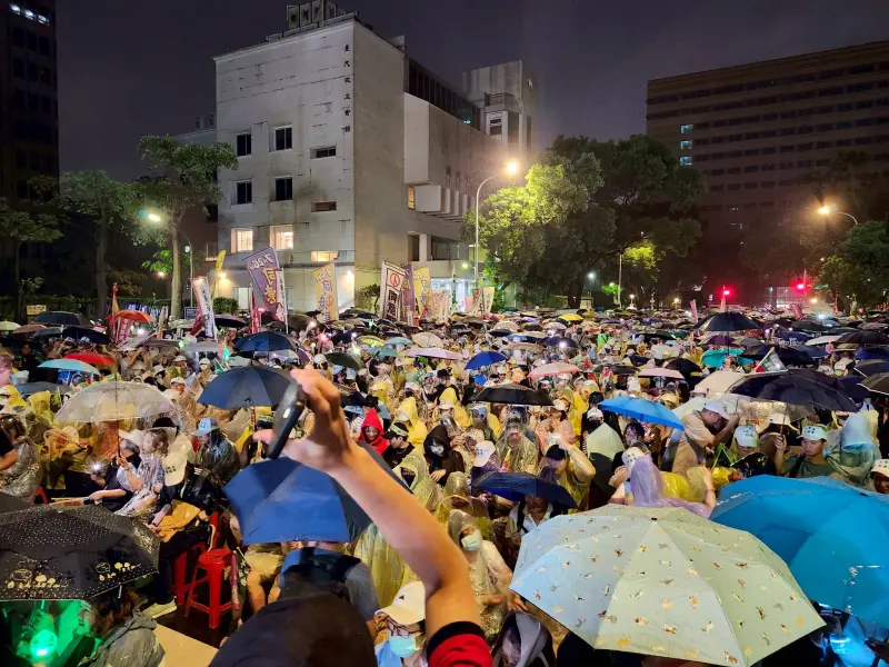▲罷團舉行「重返青島，護國保台晚會」，塞爆濟南路。（圖／記者吳翊緁攝）