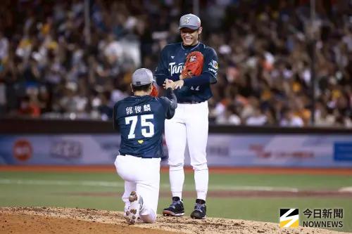 ▲中華隊郭俊麟（左）單膝下跪向陳冠宇（右）求婚，讓全場球迷大喊「嫁給他」。（圖／記者葉政勳攝,2025.07.19）