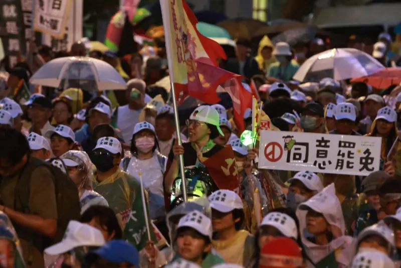 ▲現場下雨，仍澆不熄民眾熱情。（圖／記者吳翊緁攝，2025.07.19）