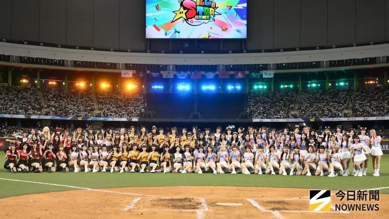 ▲《2025年台灣精品中華職棒明星對抗賽》將於今（19）日正式在臺北大巨蛋登場，今日比賽中，6隊共60位的啦啦隊也在場上熱舞，包括邊荷律、李多慧、安芝儇、李雅英等韓援都有登場，讓球迷大飽眼福。（圖／記者林柏年攝）