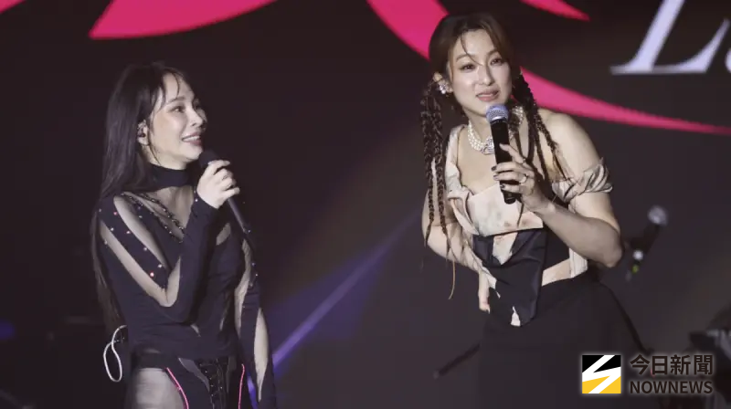 ▲温嵐（左）今（19）日於Legacy Tera舉辦《嵐趴踢》演唱會，以薄紗透膚裝火辣登台，唱完〈愛回溫〉後，嘉賓賴雅妍驚喜現身，大秀白皙香肩及逆天長腿，在台上與温嵐互尬辣度。（圖／記者嚴俊強攝影）