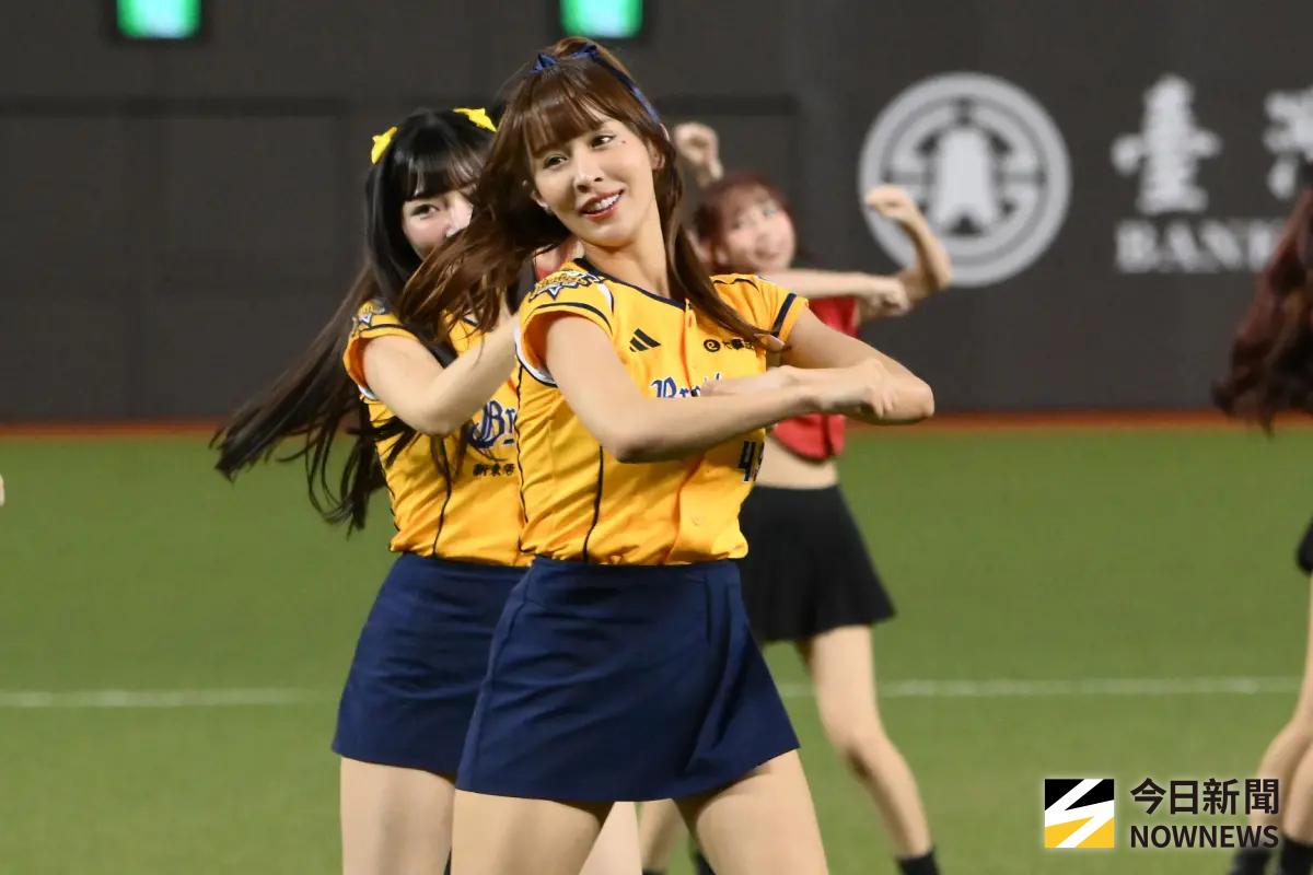 ▲樂天桃猿帥氣外野手陳晨威與「中信女神」Julia（本名林尹樂）戀情於七月初曝光，後者今天幫男友甜蜜應援。出現另類「同框」畫面，為愛跳出專屬應援曲，引發球迷熱議。（圖／記者林柏年攝）