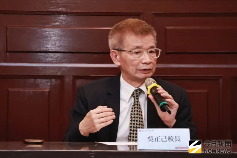 ▲台師大女足隊風暴，校長吳正己率領涉事教練周台英，與研究主持人陳忠慶等12人現身道歉。（圖／記者吳翊緁攝）