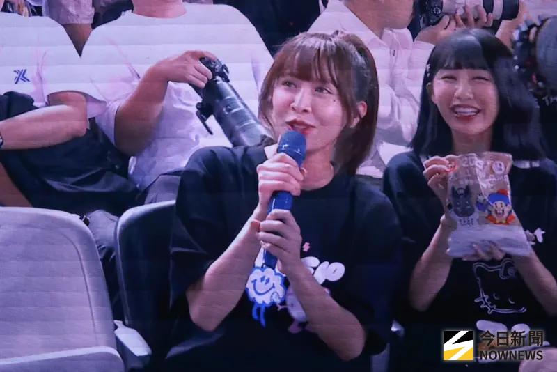 ▲Passion Sisters成員Julia（啾啾）在場邊喊陳晨威應援曲，陳晨威也大方回應。（圖／記者葉政勳攝,2025.07.19）