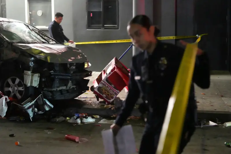 影／洛杉磯汽車衝撞人群釀30傷！傳駕駛因遭槍擊失控　警尚未證實