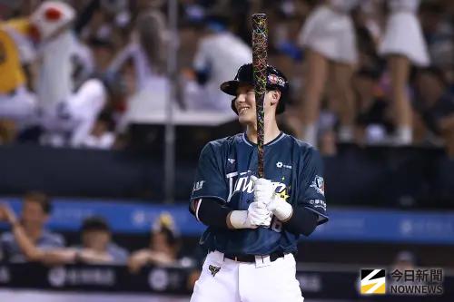 ▲陳晨威大方示愛，對這大螢幕「啾」一下。（圖／記者葉政勳攝,2025.07.19）