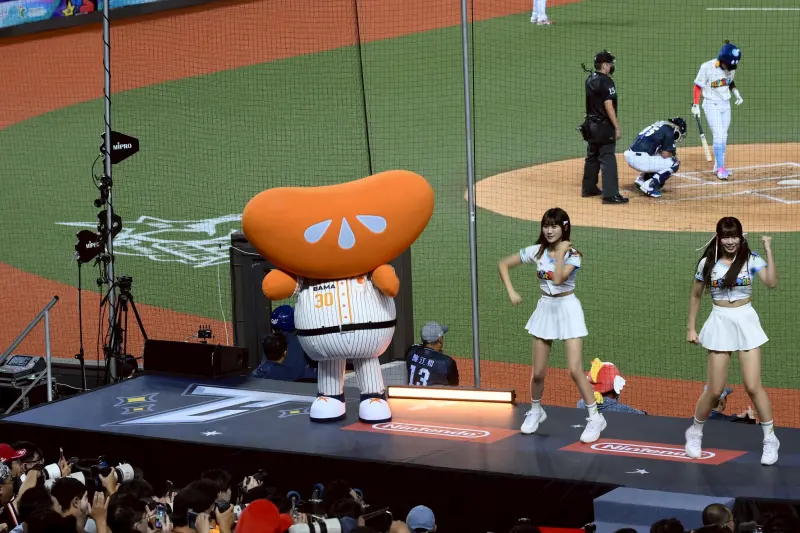 ▲遊戲橘子集團吉祥物「小橘人」明星賽首日簡直玩瘋了，首先在趣味接力賽上，擔任明星隊首棒跑者，第6局還登上看台跟女孩一起應援，其中Kiss Cam傳遞幸福氛圍，可能也影響到陳晨威，讓他在下個半局對女友獻出飛吻。（圖／記者林柏年攝）