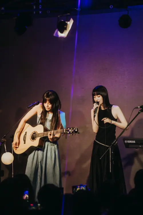 吳汶芳(左)邀請「南西肯恩」主唱南西(右)到演唱會現場客串。(圖/理響音樂) ▲吳汶芳(左)邀請「南西肯恩」主唱南西(右)到演唱會現場客串。(圖/理響音樂)