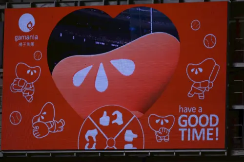 「小橘人」也擔任Kiss Cam的主角,跟著攝影機一起捕捉球場情侶日常。(圖/記者林柏年攝) ▲「小橘人」也擔任Kiss Cam的主角,跟著攝影機一起捕捉球場情侶日常。(圖/記者林柏年攝)