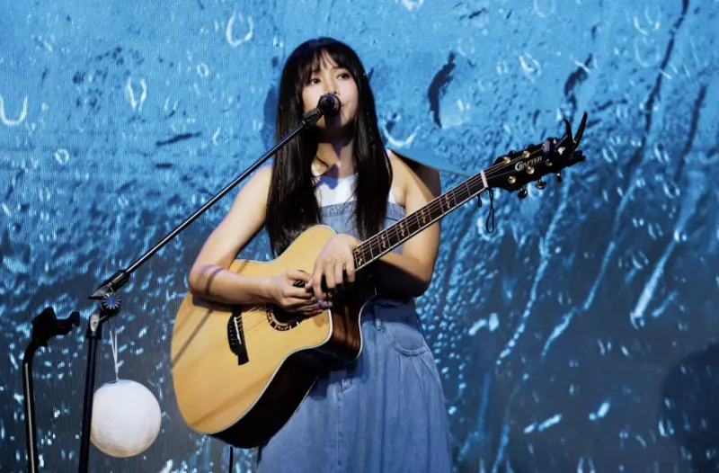 ▲《超級偶像》出身的歌手吳汶芳，昨（18）日在演唱會中自嘲自己「對社會沒貢獻」，為了讓自己做些別的事，她去考了工地的證照。（圖／理響音樂提供）