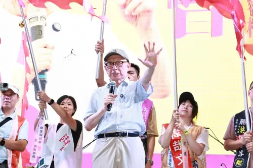 ▲曹興誠壓軸登上舞台，宣布現場破5萬人。（圖／記者吳翊緁攝，2025.07.19）