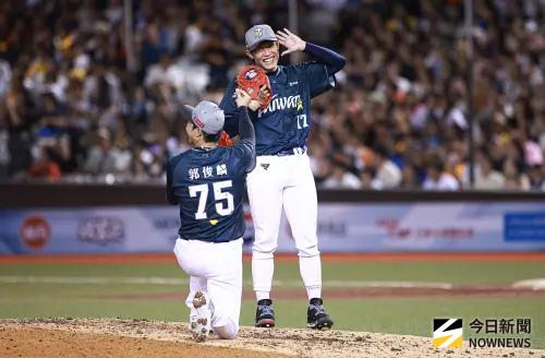 ▲中職36年明星賽，樂天桃猿投手陳冠宇（右）和統一獅投手郭俊麟（左）在場上上演求婚橋段。（圖／記者葉政勳攝 ,2025.07.19）