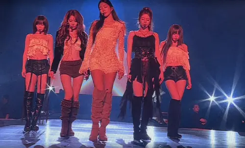 韓國女團LE SSERAFIM於今(19)、明兩日來台開唱。演唱會前一天她們抽空到九份旅遊,沒想到竟巧遇了成員Sakura的媽媽,讓大家原地都嚇了一跳。(圖/讀者提供) ▲LE SSERAFIM開演唱會前一天在九份巧遇了成員Sakura(左2)的媽媽。(圖/讀者提供)