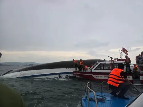 ▲越南知名旅遊景點下龍灣今（19）日發生一起遊艇翻覆意外，當時船上載有53人包括48位遊客，當地警消獲報後趕往現場救援，截至晚間7點40分，已知9人死亡，12人獲救，還有數十人失蹤。（圖／翻攝自越通社）